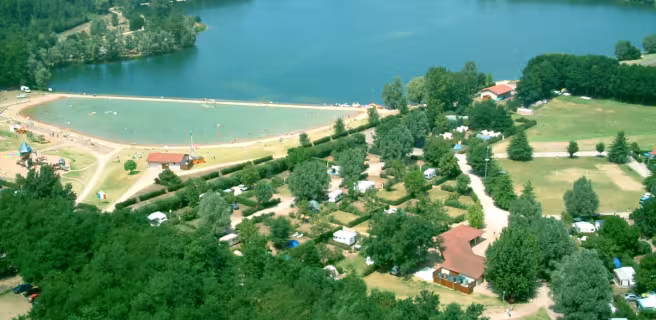 Vue aérienne du camping et de la base de loisirs du lac