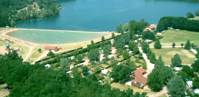 Vue aérienne du camping et de la base de loisirs du lac