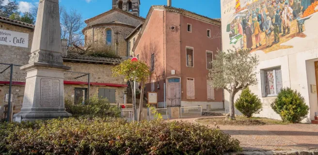 Meyras - fresque de la Saint Blaise et église ©sourcesetvolcans