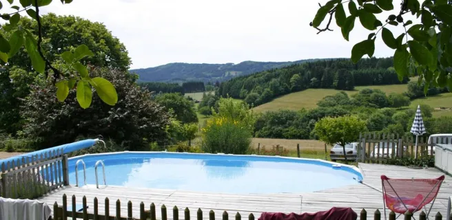 Gîte des Monneries à Poule-les Echarmeaux dans les Monts du Beaujolais - Proximité Col des Echarmeaux dans le Rhône : "vacances détente" à la piscine partagée.