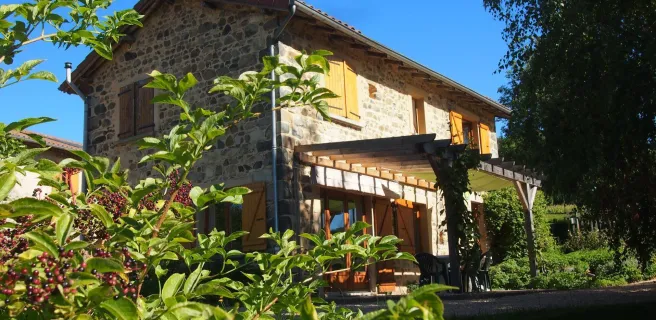 Gîte des Monneries, Poule-les Echarmeaux dans les monts du Beaujolais, location de vacances idéale en famille ou entre amis.