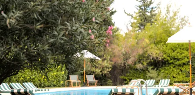 Hôtel Le Mas des Grès & Restaurant Sous les Platanes