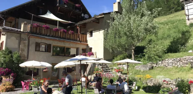 Vue de l'extérieur-jardin de l'Hôtel et Restaurant