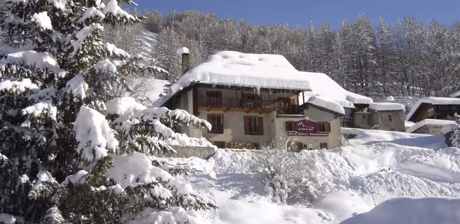 Le chalet, l'hiver après une chute de neige