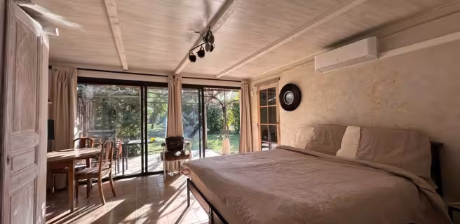 Suite élégante et lumineuse, offrant un espace généreux et une ambiance propice à la détente.