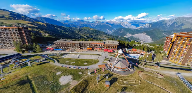 Centre station du Corbier en été avec le tripode