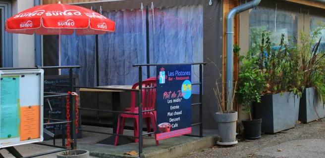 La terrasse des platanes à Vertrieu