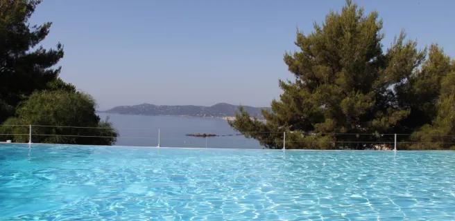 Piscine face à la mer