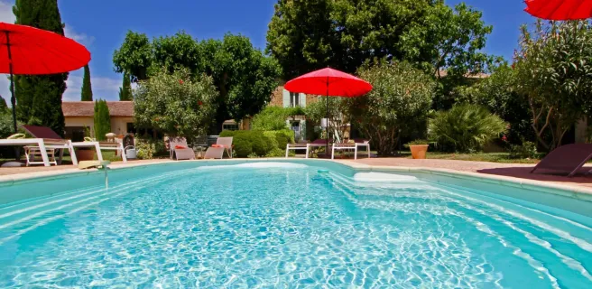 Piscine et ciel bleu - Fontaines des Magnarelles