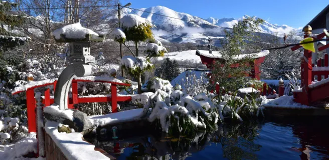 Le jardin du printemps japonais et la vue sur nos montagnes