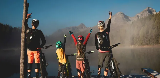Famille en vélo au bord de l'eau