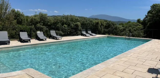 Piscine de 15 x 6 m commune aux 4 gîtes