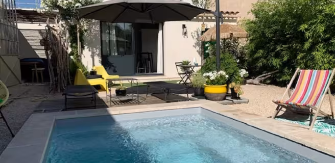 Le gîte et sa piscine