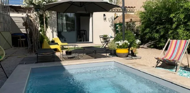 Le gîte et sa piscine