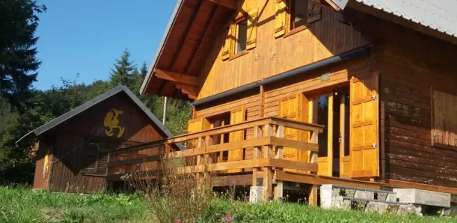 Vu extérieure du chalet en été soleil