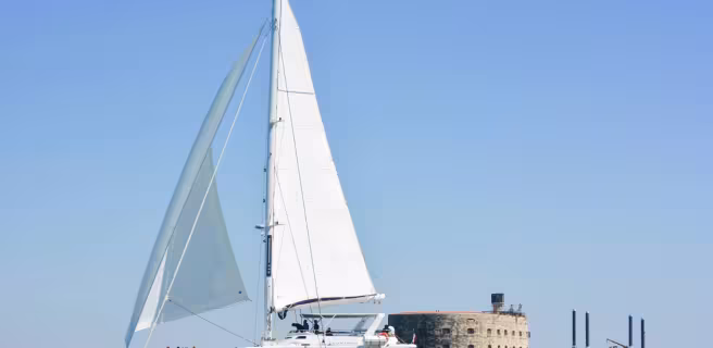 Le catamaran devant le Fort Boyard.