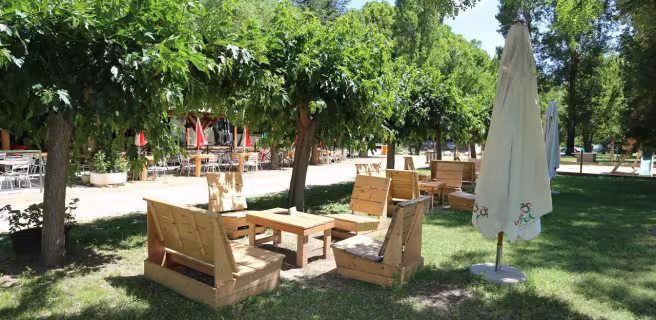 La Plage - Espace détente ombragé avec salon de jardin