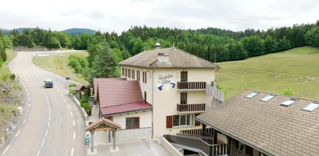L'auberge, Hostel Quartier Libre, vue depuis la sublime route de Combe Laval