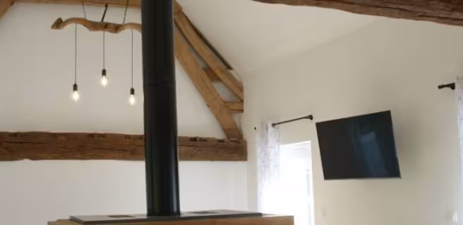 Cheminée au milieu du salon