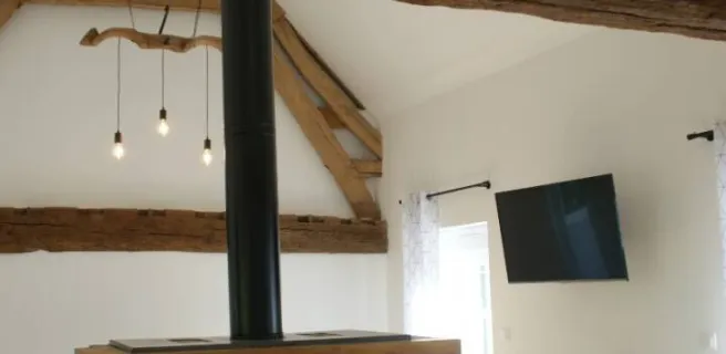 Cheminée au milieu du salon