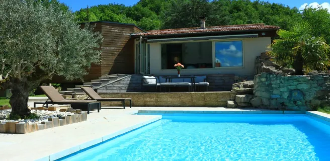 La piscine de la chambre d'hôtes Chez Amélie, à Crémieu