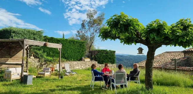 petit-déjeuner au jardin