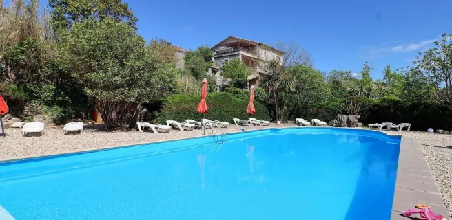 Le Mas Boyer grand parc arboré avec piscine commune