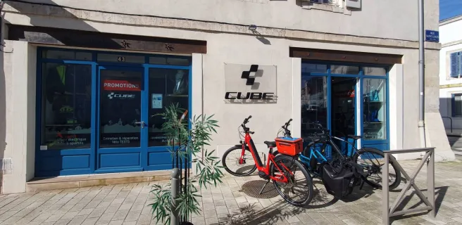 La facade extérieure de la boutique, deux vélos sont stationnés devant.