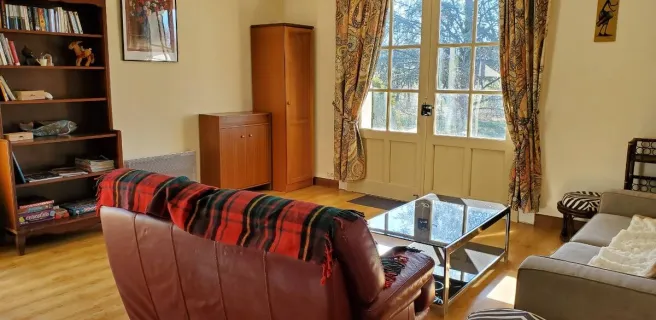 Salon avec accès à la terrasse