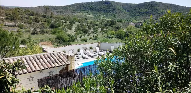 au calme piscine et garrigue