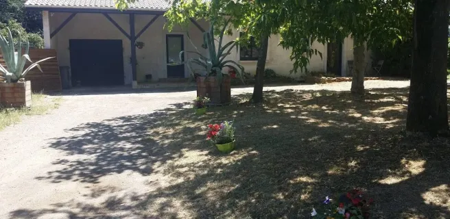 côté jardin ombragé