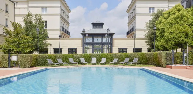 Extérieur de l'hôtel avec vue sur la piscine