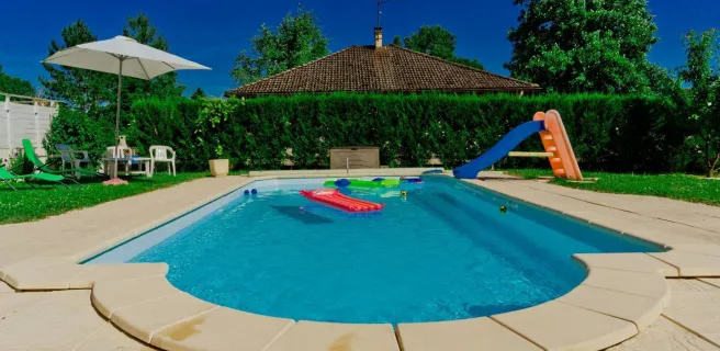 La piscine partagée, du gîte Loft à la campagne, à Parmilieu