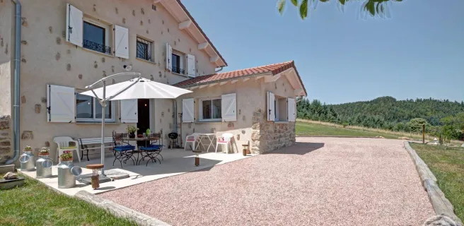 La terrasse équipée et son espace véhicule.