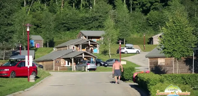 Camping des Sources Chaudes allée principale