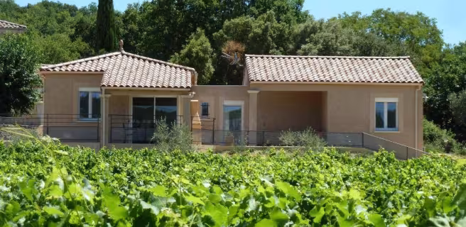 Gite vu de l'ouest (un seul gite visible sur la photo)
