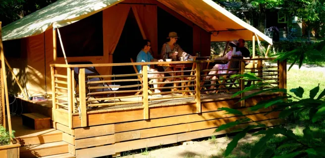 Lodge toile & bois au Camping La Châtaigneraie à Gravières, près des Vans (Sud Ardèche) : un séjour nature au calme.