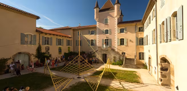 Jaujac - Installation du Pavillon Fuller à la Maison du Parc ©S.BUGNON