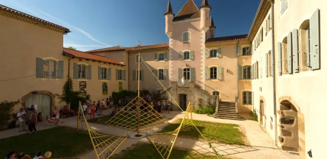 Jaujac - Installation du Pavillon Fuller à la Maison du Parc ©S.BUGNON