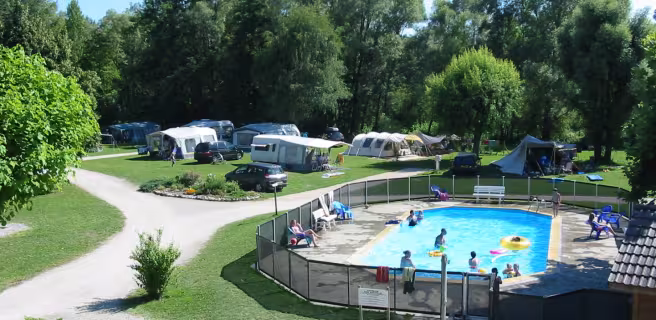 Piscine et espace extérieur arboré camping Bords du Guiers