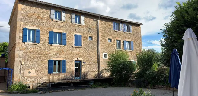 Rez-de-jardin privé dans maison familiale