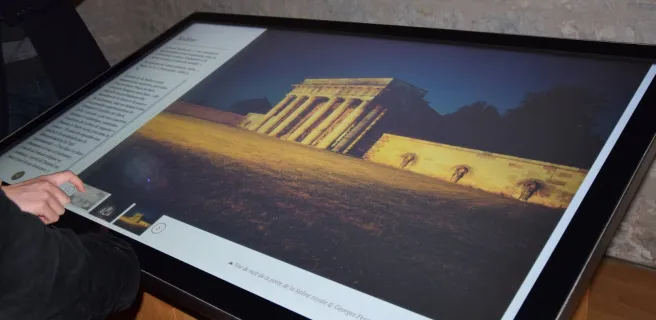 Table tactile du Musée Ledoux à la Saline royale