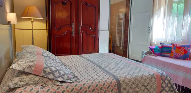 Une chambre spacieuse et confortable, avec salle de bain et wc privés