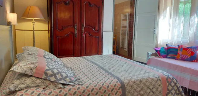 Une chambre spacieuse et confortable, avec salle de bain et wc privés