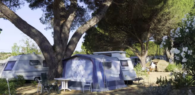 Emplacement nu pour camping car et caravane