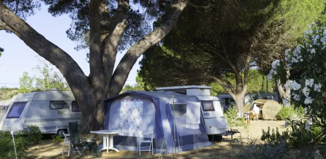 Emplacement nu pour camping car et caravane