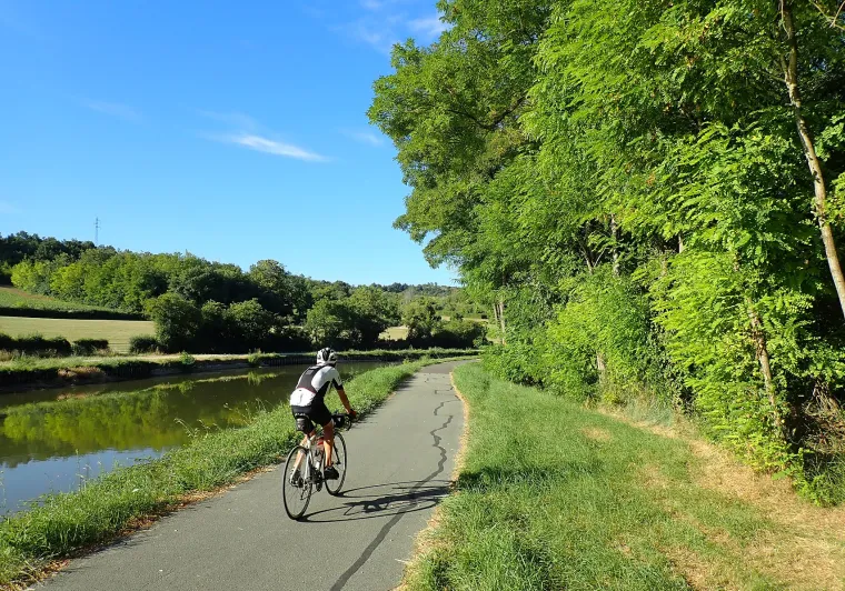 Cycliste sur le chemin de halage du canal du Centre