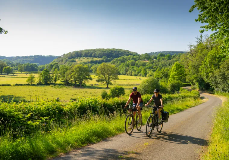 Cyclistes dans les Alpes Mancelles