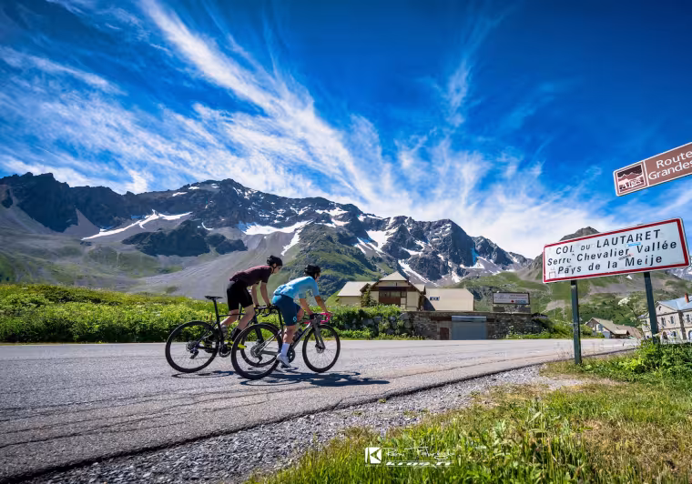 Cyclistes au col du Lautaret sur la Route des Grandes Alpes