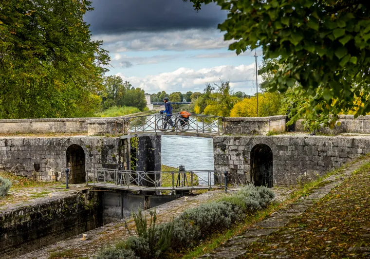 Écluse de Mantelot à vélo